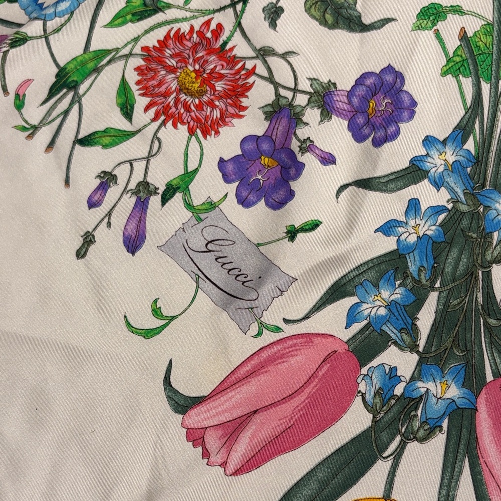 Vintage Gucci Floral Silk Scarf with Multicolor Bouquet Print - Picture 2 of 5